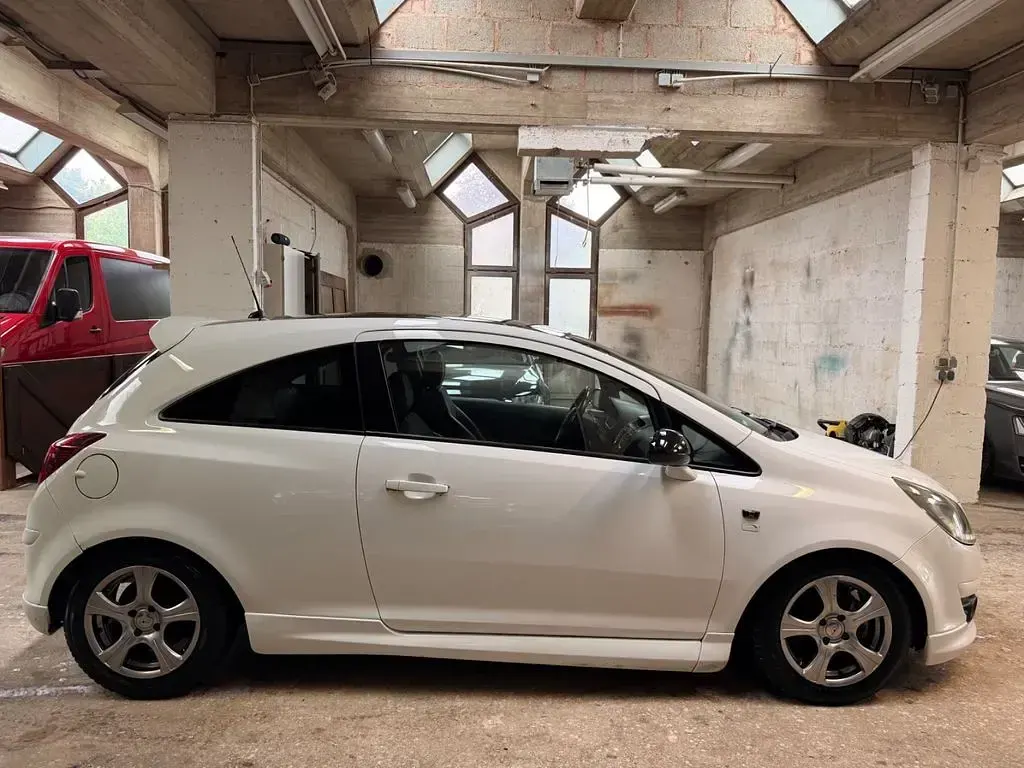 Używany Opel Corsa Edition 90 KM (66 kW) 2009 Czarny Hatchback