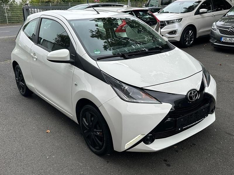 Weiß Gebraucht 2016 Toyota Aygo Business Edition Kleinwagen | 4.600 € (Fairer Preis) - Bild 1/4
