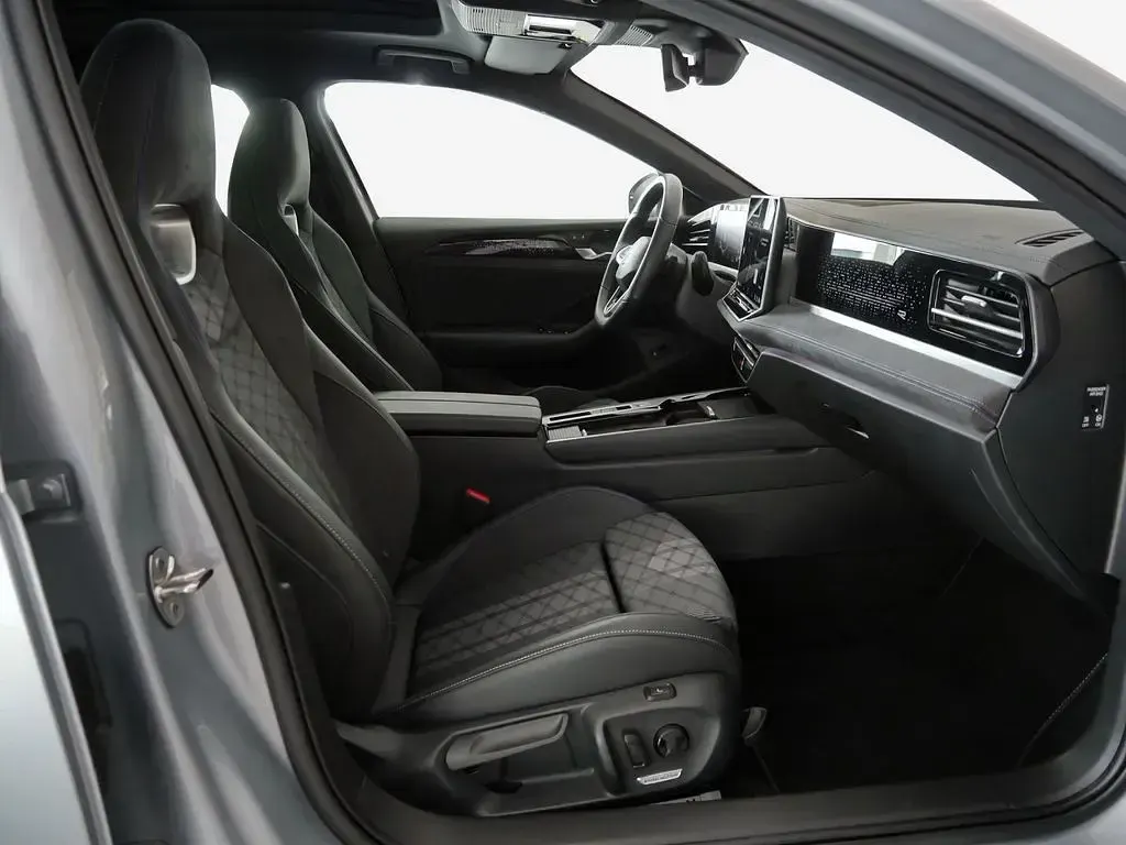 Gebraucht VW Passat R-line 150 PS (110 kW) 2024 Silber Kombi