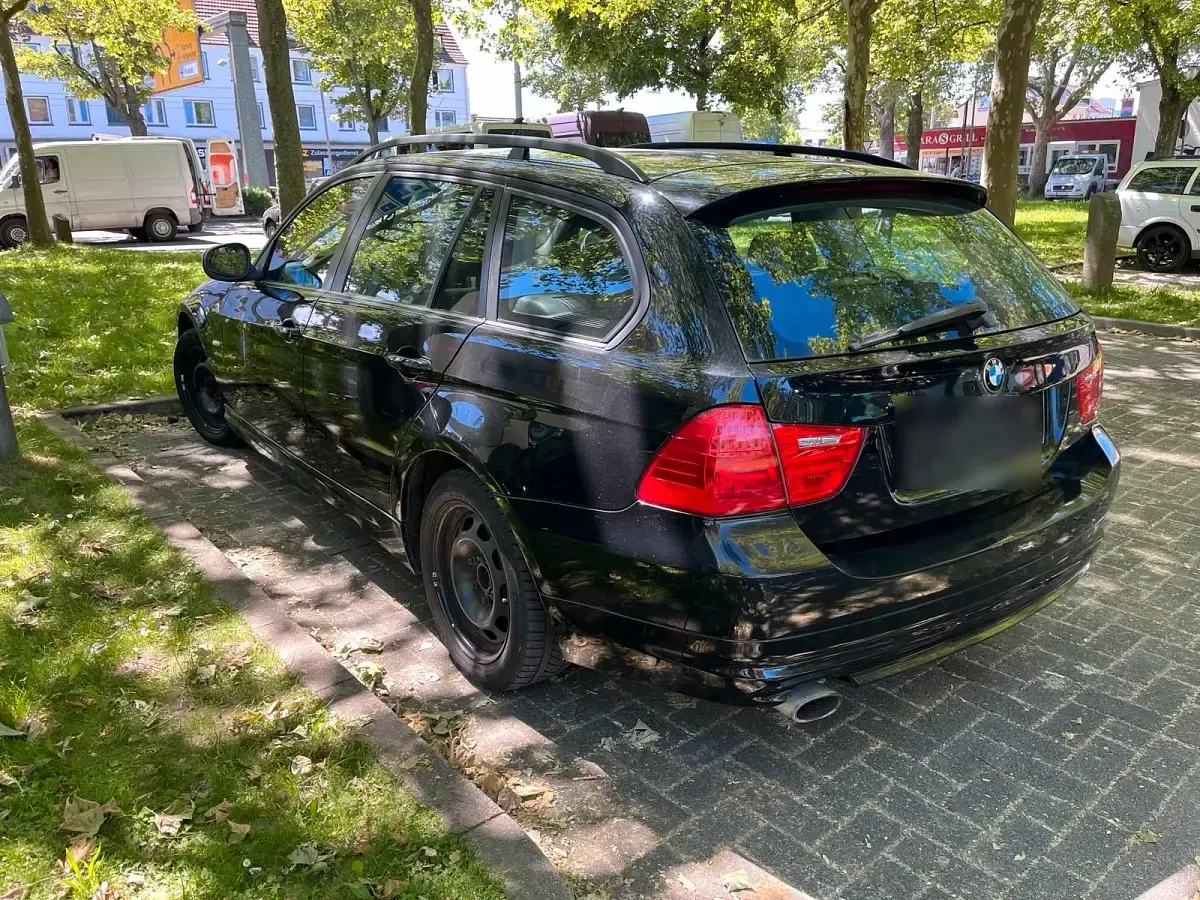 Gebraucht BMW 320 170 PS (125 kW) 2010 Schwarz Kombi