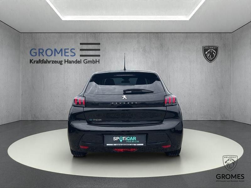 Gebraucht Peugeot e-208 Allure 100 kW (136 PS) 2023 Schwarz perla nera (metallic) Kleinwagen