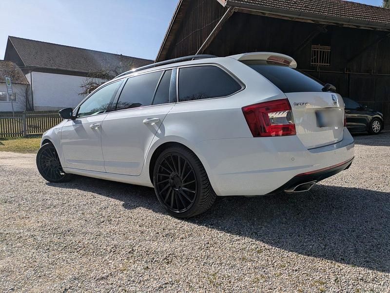 Gebraucht Skoda Octavia vRS 220 PS (161 kW) 2016 Weiß Kleinwagen