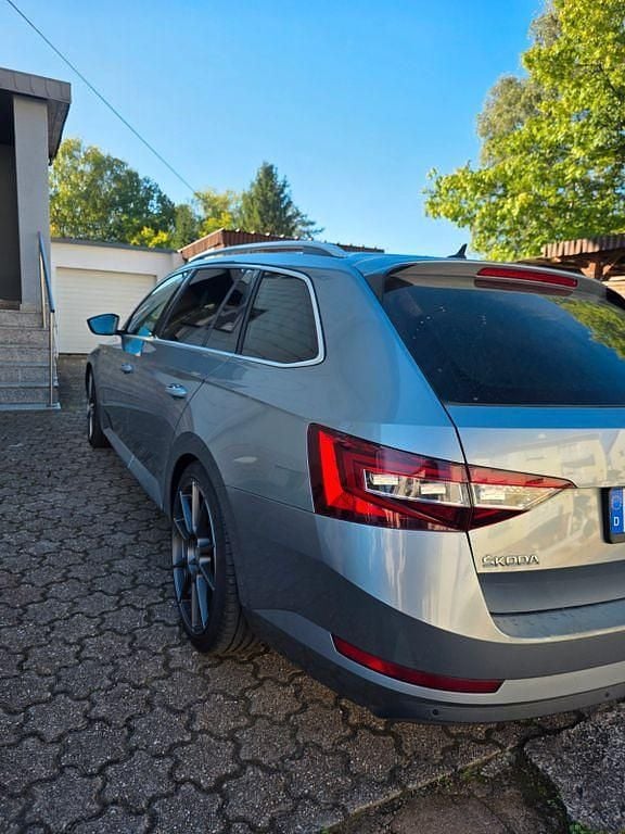 Grau Gebraucht 2016 Skoda Superb Ambition Kombi | 15.000 € (Fairer Preis) - Bild 1/3