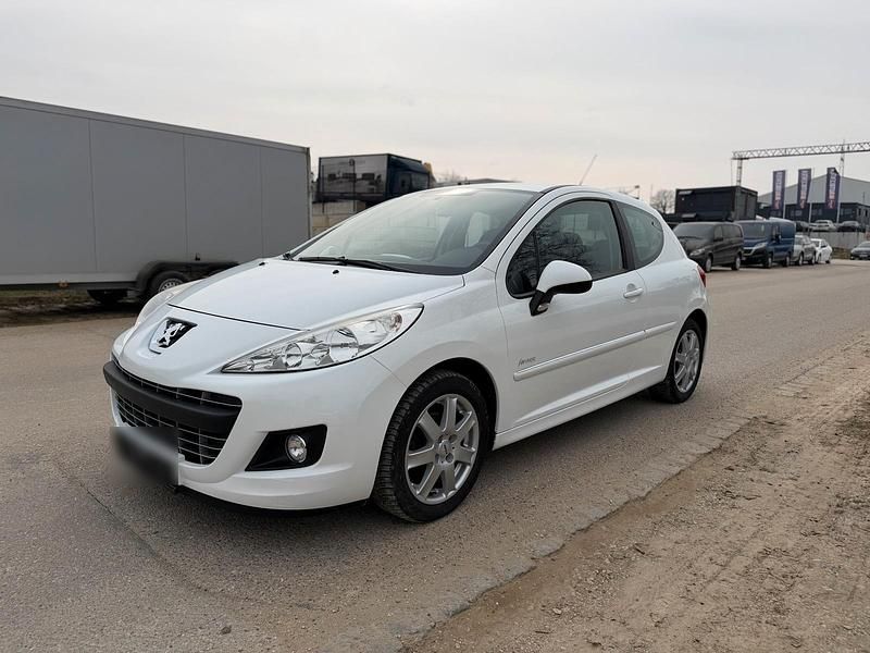 Gebraucht Peugeot 207 90 PS (66 kW) 2012 Weiß Kleinwagen