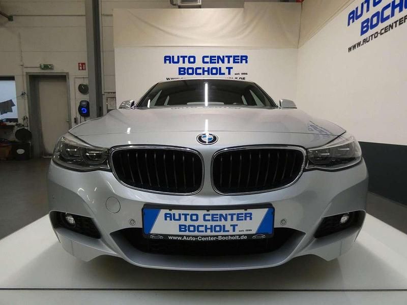 Glaciersilber Gebraucht 2018 BMW 330 Limousine | 23.900 € (Fairer Preis) - Bild 1/4