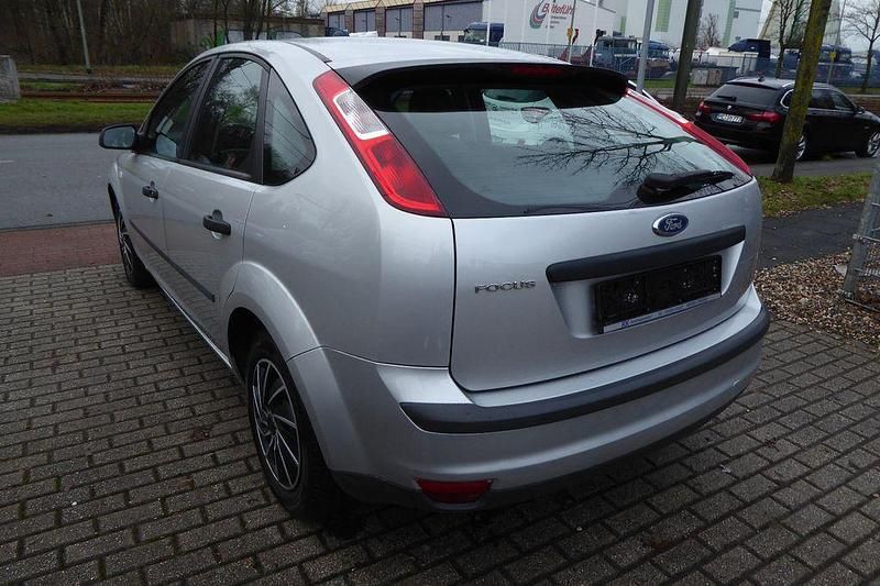Gebraucht Ford Focus Trend 101 PS (74 kW) 2005 Silber Limousine