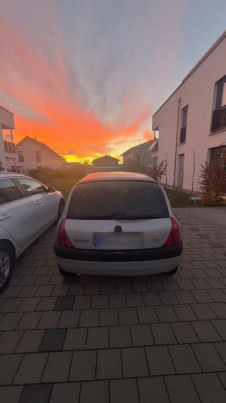 Grau Gebraucht 2000 Renault Clio II Limousine | 1.100 € (Fairer Preis) - Bild 1/4