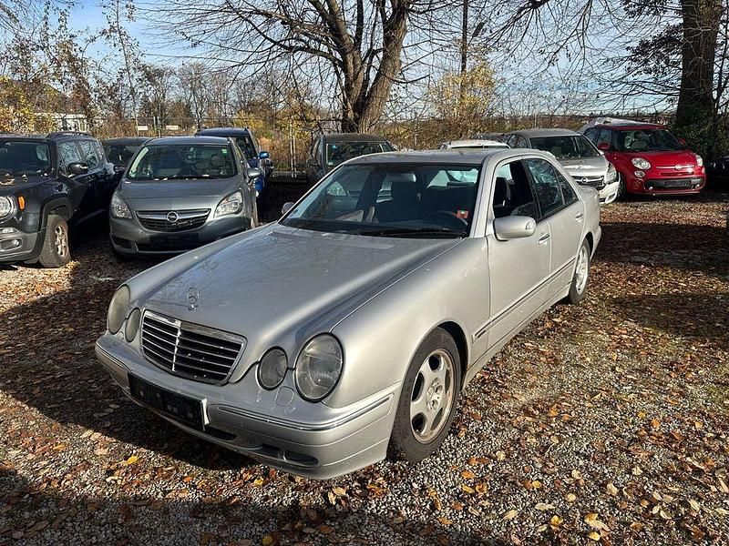 Silber Gebraucht 2001 Mercedes E240 Avantgarde Limousine | 2.750 € (Superpreis) - Bild 1/4