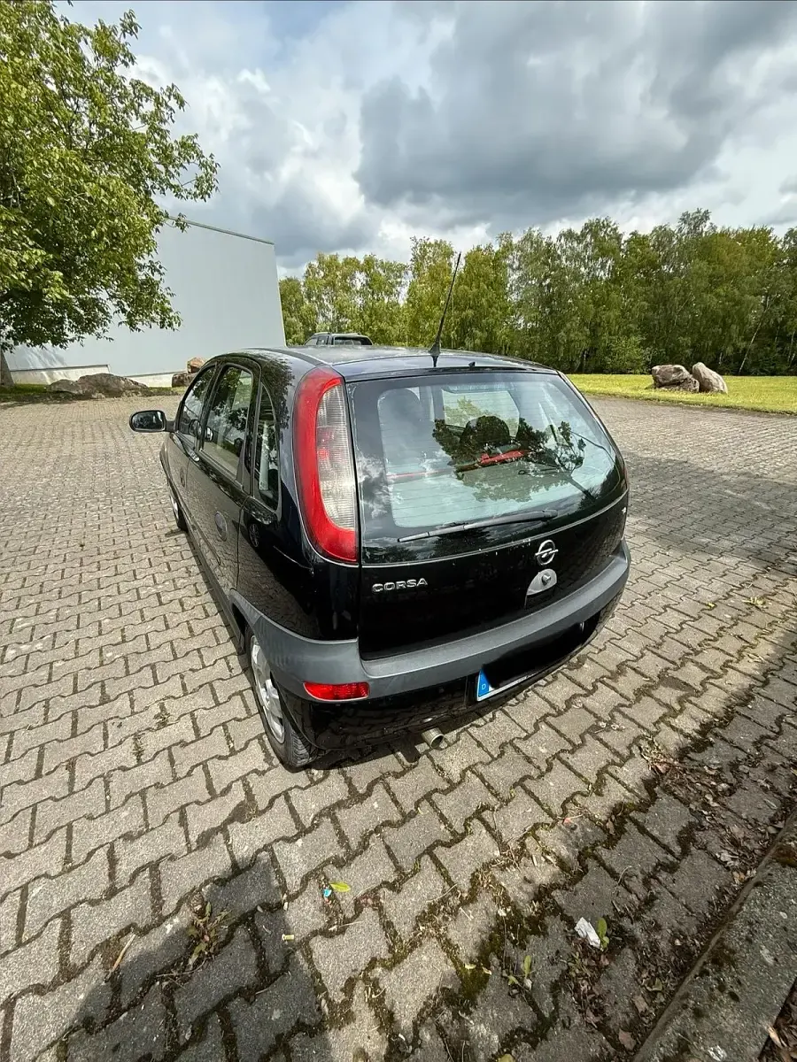 Używany Opel Corsa 75 KM (55 kW) 2003 Czarny Hatchback