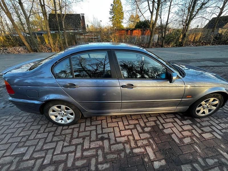 Gebraucht BMW 318 118 PS (86 kW) 2001 Blau Limousine
