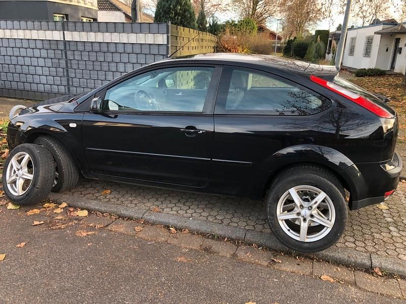 Blau Gebraucht 2007 Ford Focus Limousine | 1.500 € (Superpreis) - Bild 1/4
