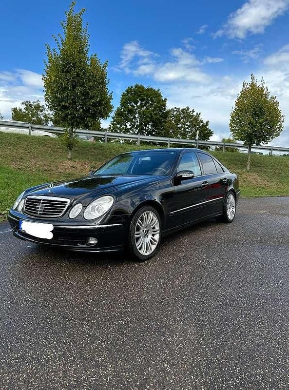 Schwarz Gebraucht 2005 Mercedes E350 Avantgarde Limousine | 8.300 € (Fairer Preis) - Bild 1/4