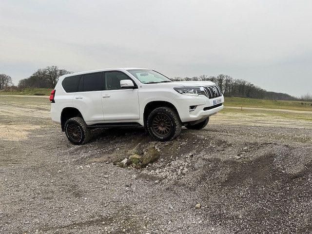 Weiß Gebraucht 2023 Toyota Land Cruiser SUV | 74.950 € (Etwas zu teuer) - Bild 1/4