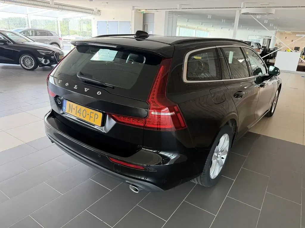 Gebraucht Volvo V60 Business Edition 163 PS (119 kW) 2021 Schwarz Kombi