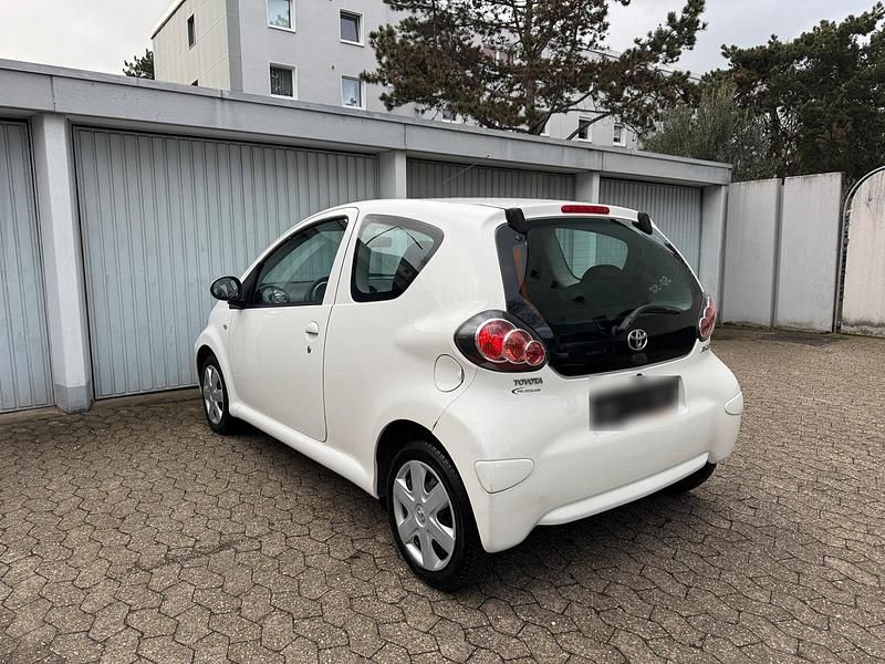 Gebraucht Toyota Aygo 68 PS (50 kW) 2011 Weiß Kleinwagen