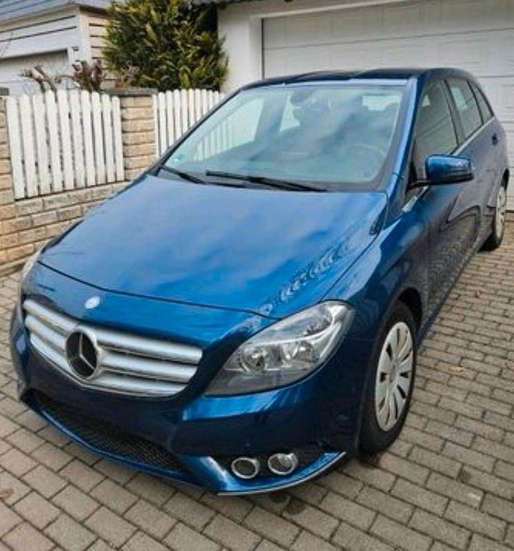 Gebraucht Mercedes B180 109 PS (80 kW) 2012 Blau Van / Kleinbus