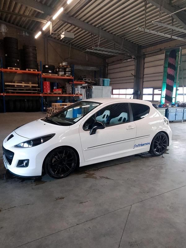 Gebraucht Peugeot 207 95 PS (69 kW) 2012 Weiß Kleinwagen