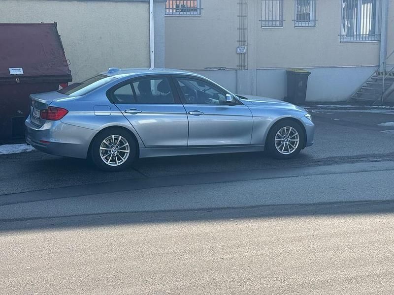 Gebraucht BMW 320 Sport Line 184 PS (135 kW) 2012 Blau Limousine