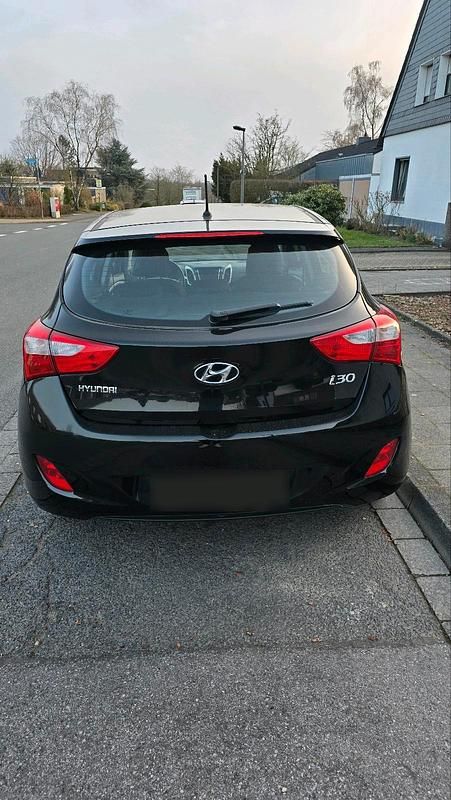 Gebraucht Hyundai i30 100 PS (73 kW) 2017 Schwarz Limousine