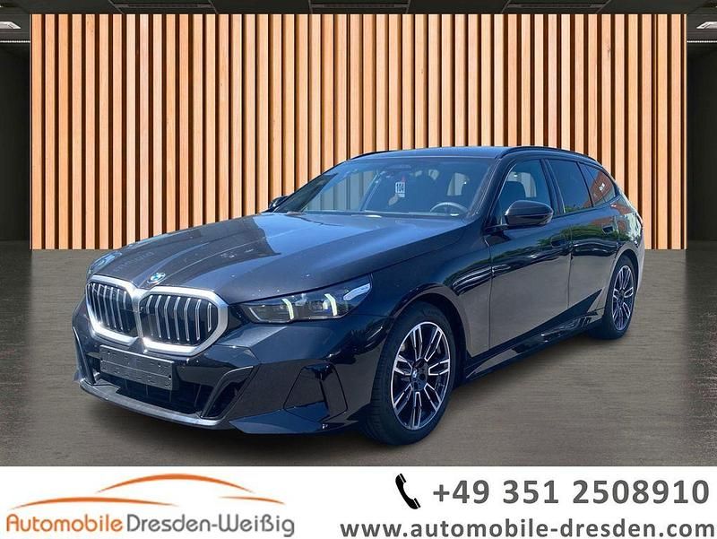 Black sapphire Gebraucht 2024 BMW 520 M Sport Kombi | 51.980 € - Bild 1/3