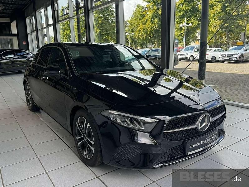 Gebraucht Mercedes A180 Progressive 136 PS (100 kW) 2024 Lack kosmosschwarz Limousine