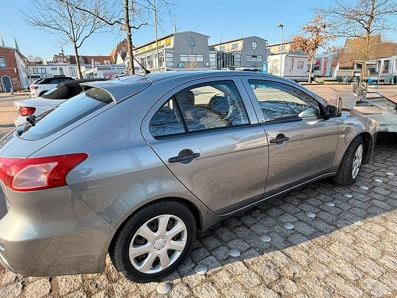 Gebraucht Mitsubishi Lancer 117 PS (86 kW) 2016 Silber Limousine