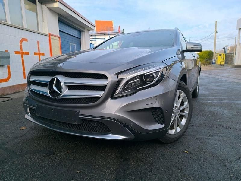 Grau Gebraucht 2015 Mercedes GLA250 SUV | 18.490 € (Guter Preis) - Bild 1/4