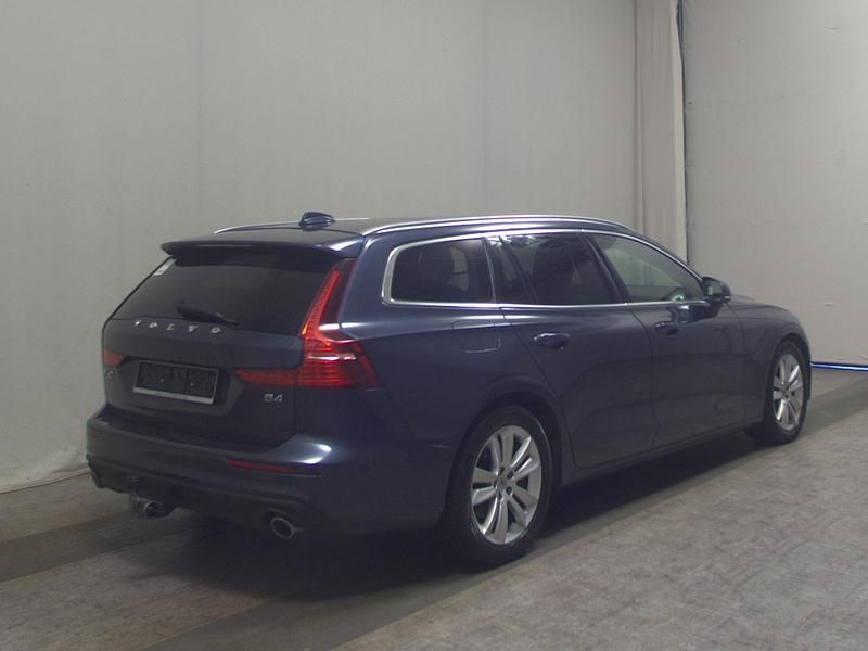 Gebraucht Volvo V60 Momentum 197 PS (144 kW) 2022 Denim blue metallic Kombi