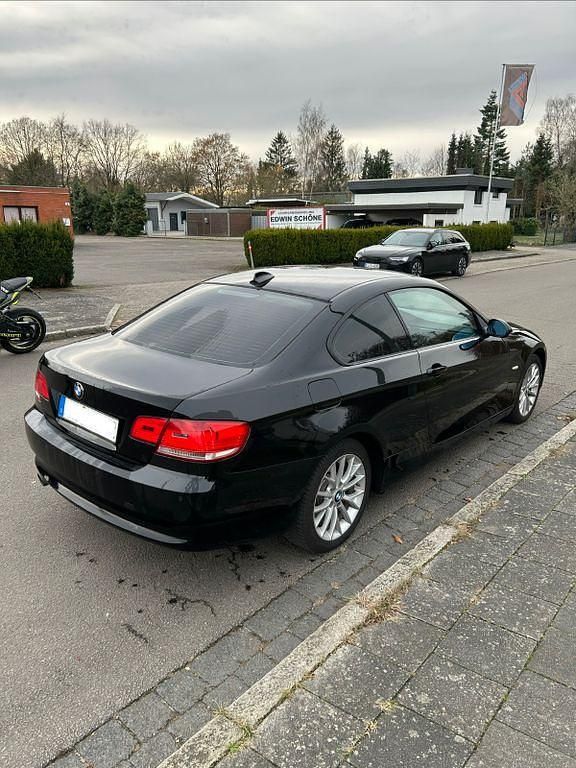 Gebraucht BMW 320 171 PS (125 kW) 2008 Schwarz Coupé