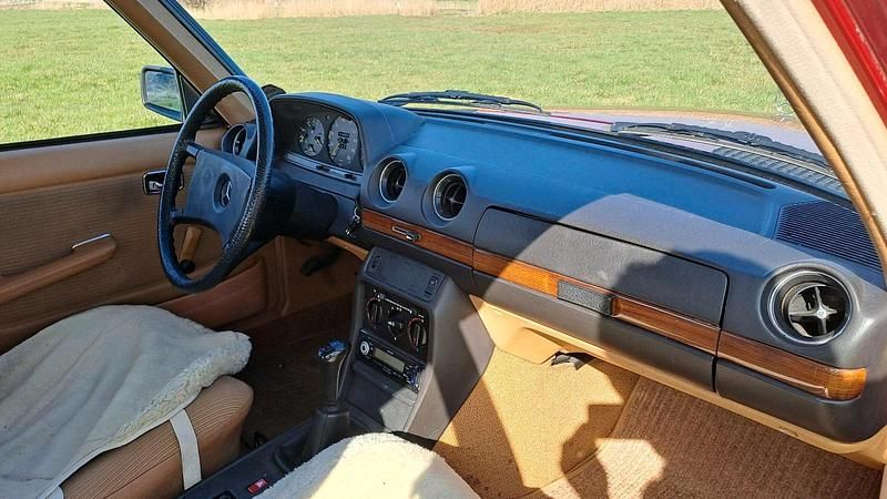 Gebraucht Mercedes 200 100 PS (73 kW) 1981 Rot Limousine