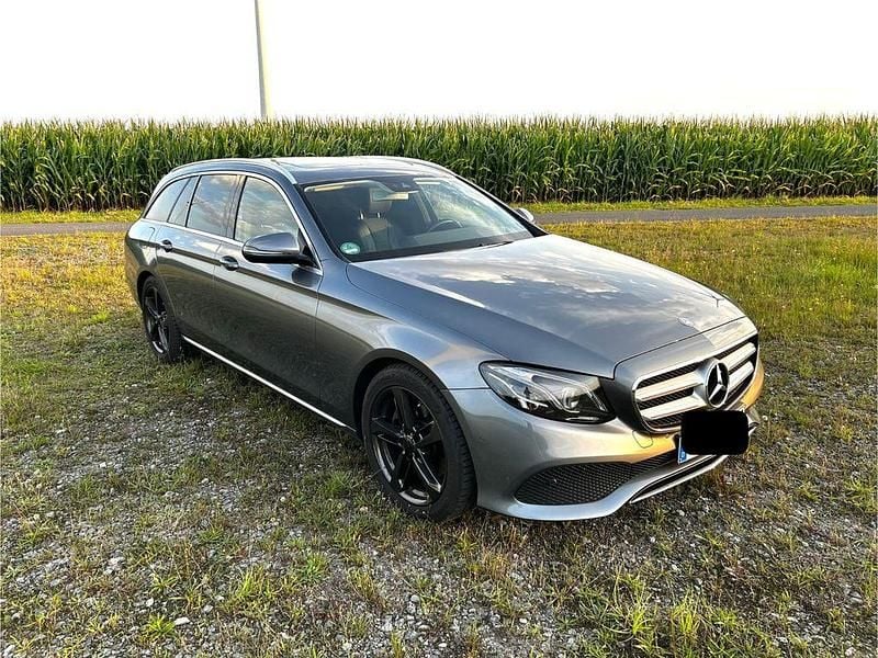 Grau Gebraucht 2017 Mercedes E220 Avantgarde Limousine | 21.500 € (Guter Preis) - Bild 1/4