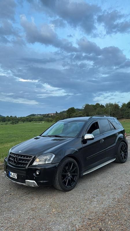 Schwarz Gebraucht 2009 Mercedes ML320 AMG SUV | 10.999 € (Teuer) - Bild 1/4
