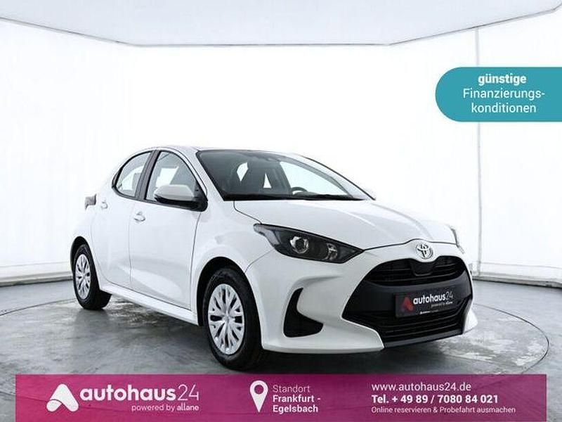 Weiß Gebraucht 2023 Toyota Yaris Comfort Limousine | 15.470 € (Fairer Preis) - Bild 1/4