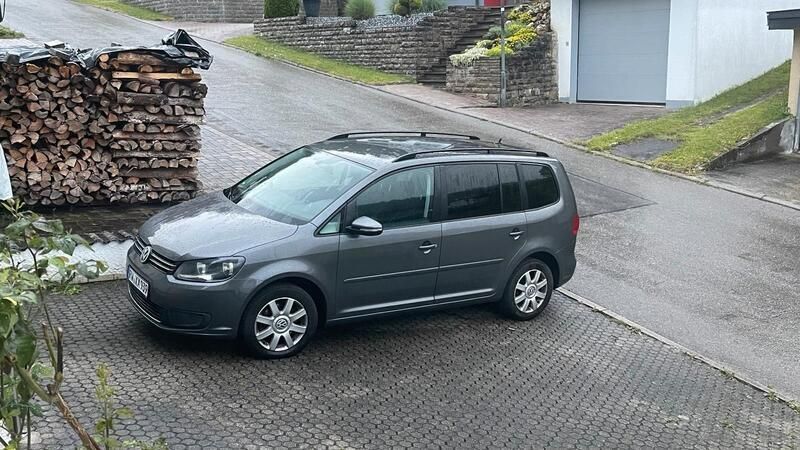 Grau Gebraucht 2012 VW Touran Van / Kleinbus | 6.700 € (Etwas zu teuer) - Bild 1/4