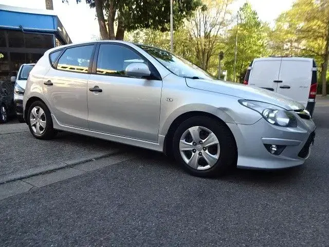 Gebraucht Hyundai i30 Classic 109 PS (80 kW) 2011 Silber Limousine