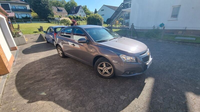 Grau Gebraucht 2012 Chevrolet Cruze Limousine | 4.000 € (Fairer Preis) - Bild 1/4