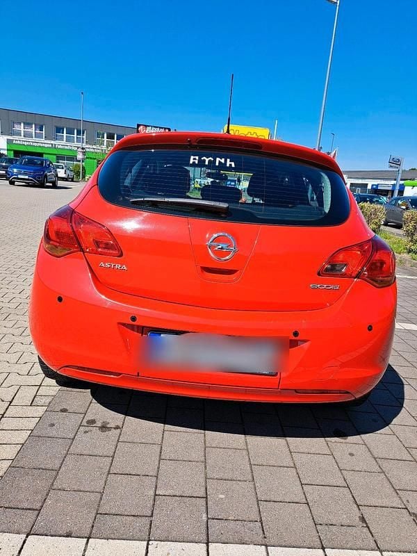 Rot Gebraucht 2011 Opel Astra Limousine | 3.500 € (Fairer Preis) - Bild 1/4