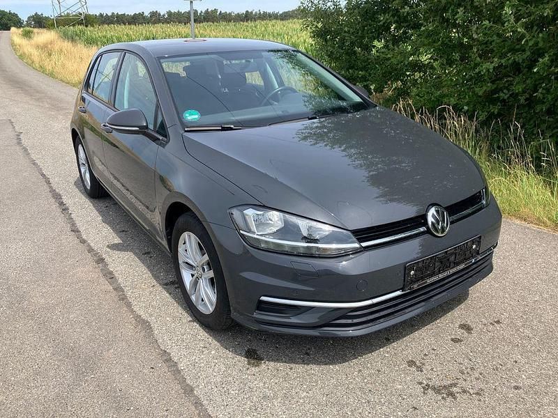 Grau Gebraucht 2018 VW Golf VII Comfortline Limousine | 15.200 € (Fairer Preis) - Bild 1/4