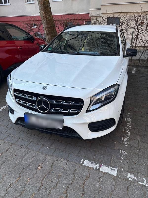 Weiß Gebraucht 2018 Mercedes GLA220 AMG line SUV | 14.500 € (Guter Preis) - Bild 1/4