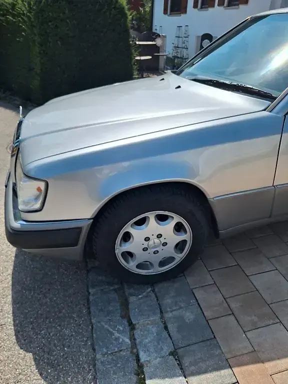 Gebraucht Mercedes 230 132 PS (97 kW) 1990 Silber
