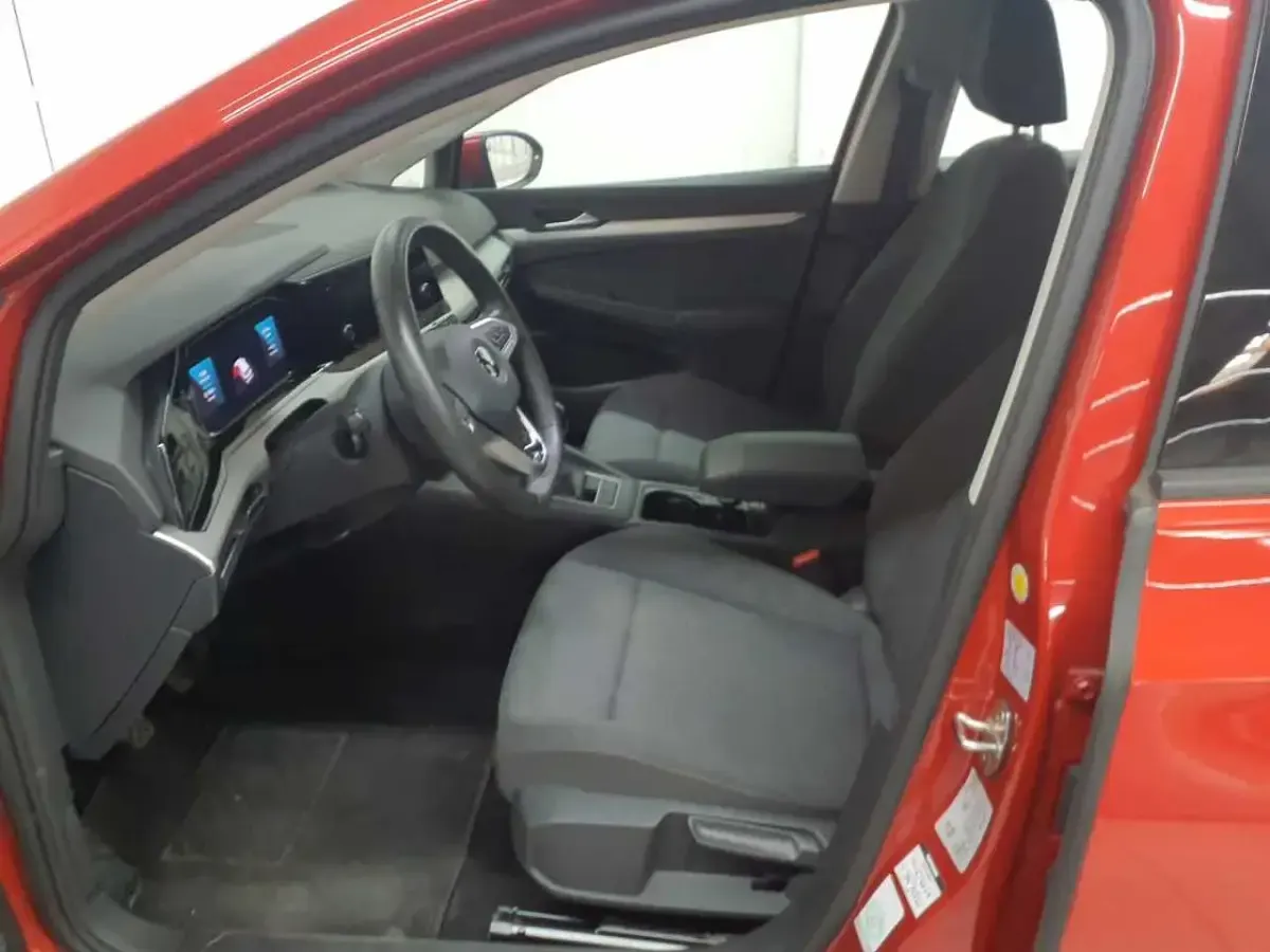 Gebraucht VW Golf VIII Life 110 PS (80 kW) 2023 Kings red metallic Kombi