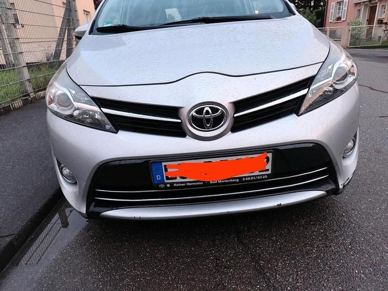 Silber Gebraucht 2015 Toyota Verso Van / Kleinbus | 4.000 € (Superpreis) - Bild 1/4
