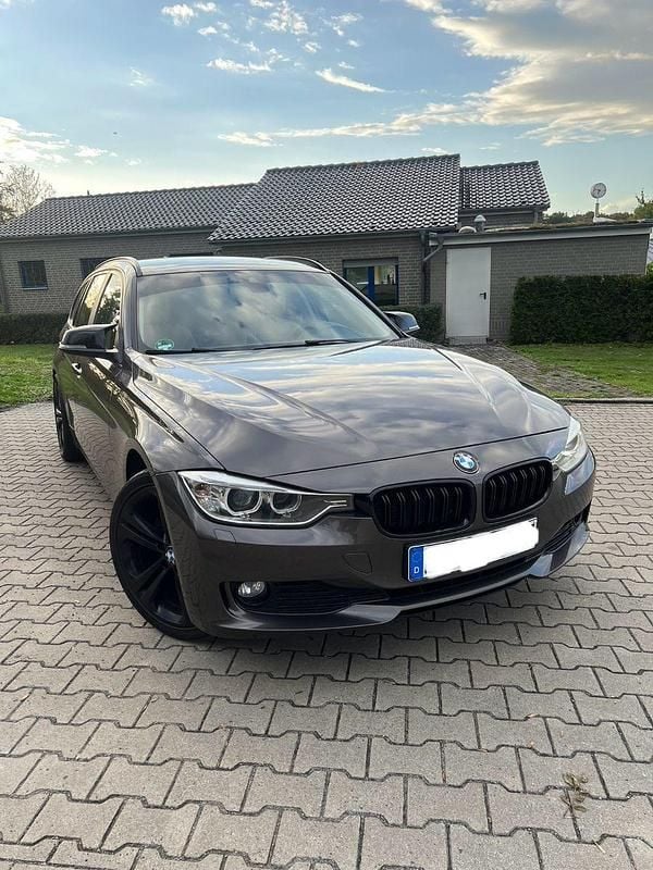 Braun Gebraucht 2013 BMW 320 Sport Line Kombi | 9.699 € (Guter Preis) - Bild 1/4