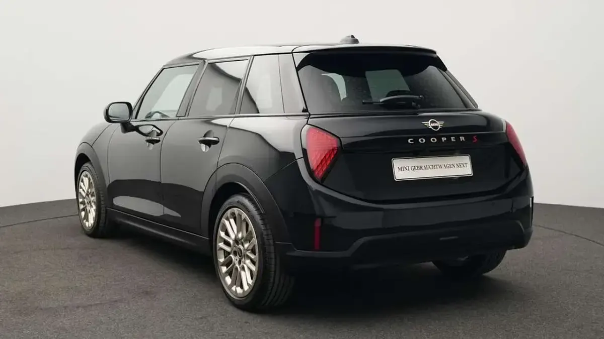 Second-hand Mini Cooper S Favoured 204 CP (150 kW) 2025 Negru Hatchback