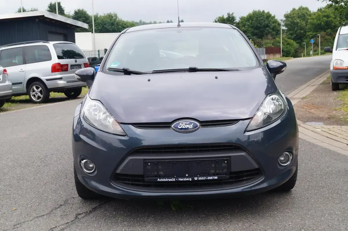 Gebraucht Ford Fiesta Champions Edition 82 PS (60 kW) 2012 Grau Limousine