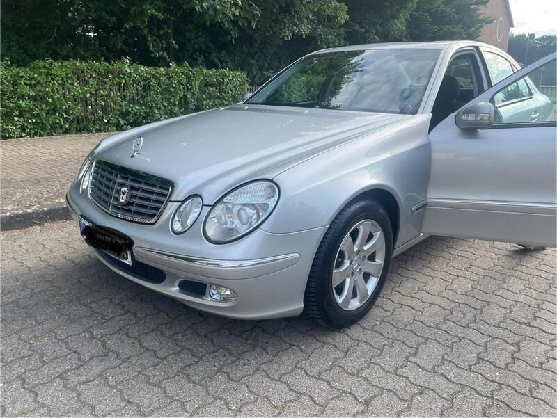 Silber Gebraucht 2004 Mercedes E240 Avantgarde Limousine | 5.250 € (Fairer Preis) - Bild 1/4