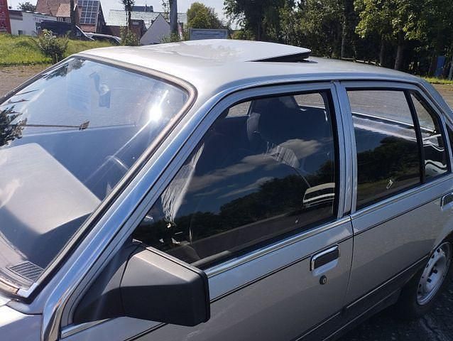 Gebraucht Opel Rekord Exklusiv 101 PS (74 kW) 1989 Silber Limousine