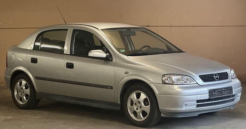 Gebraucht Opel Astra Edition 75 PS (55 kW) 1999 Silber Limousine