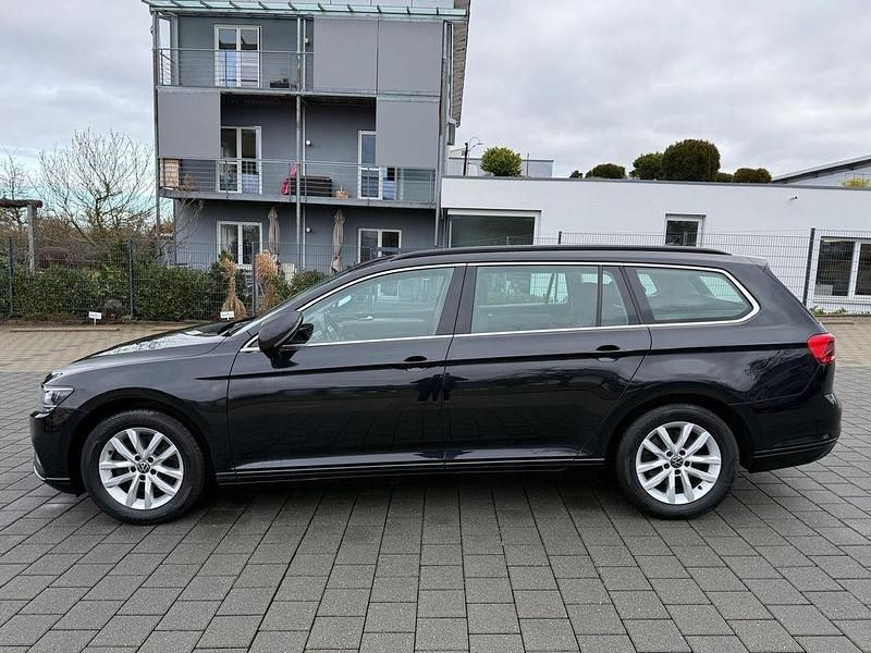 Gebraucht VW Passat R 122 PS (89 kW) 2022 Schwarz Kombi