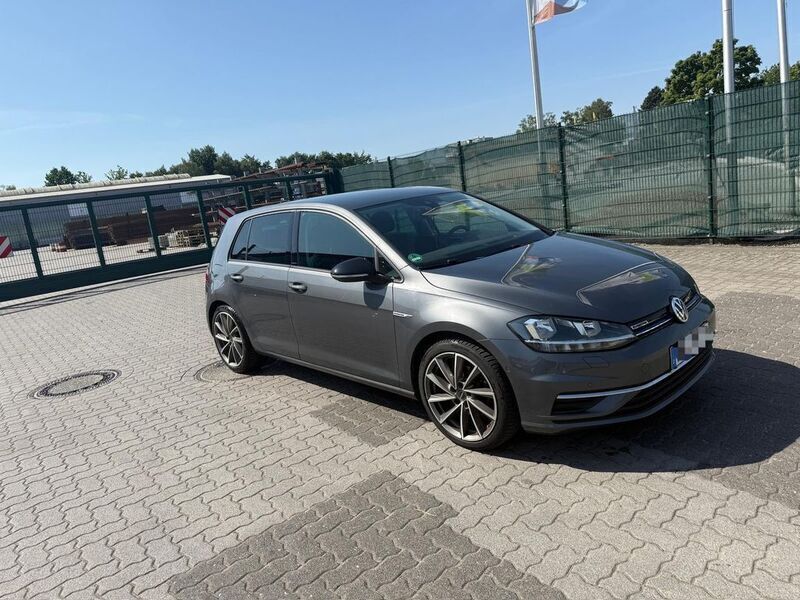 Grau Gebraucht 2019 VW Golf VII IQ Drive Limousine | 17.790 € (Fairer Preis) - Bild 1/4